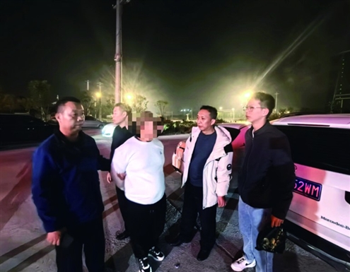 民警在交接地点附近布控守候,将犯罪嫌疑人一网打尽